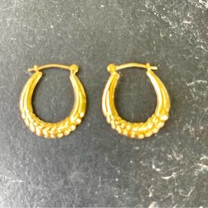 14kt Gold hoop earrings snap down closure